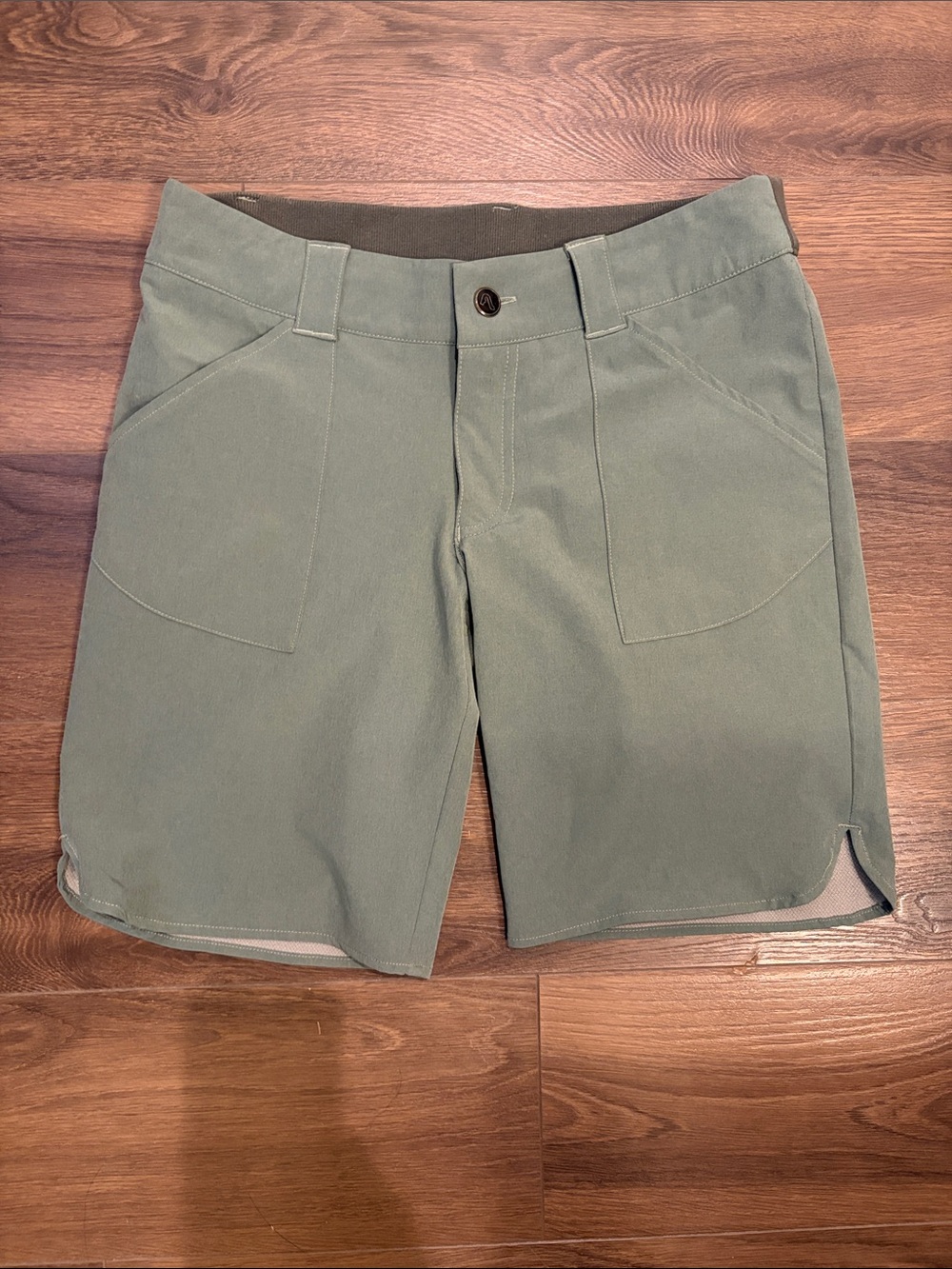 Flylow Sundown shorts women’s size Small Sage green -excellent! All adventures